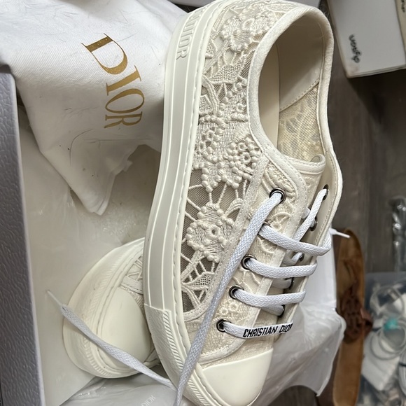 New in box DIOR lace sneakers . Pretty and luxurious - Picture 5 of 6